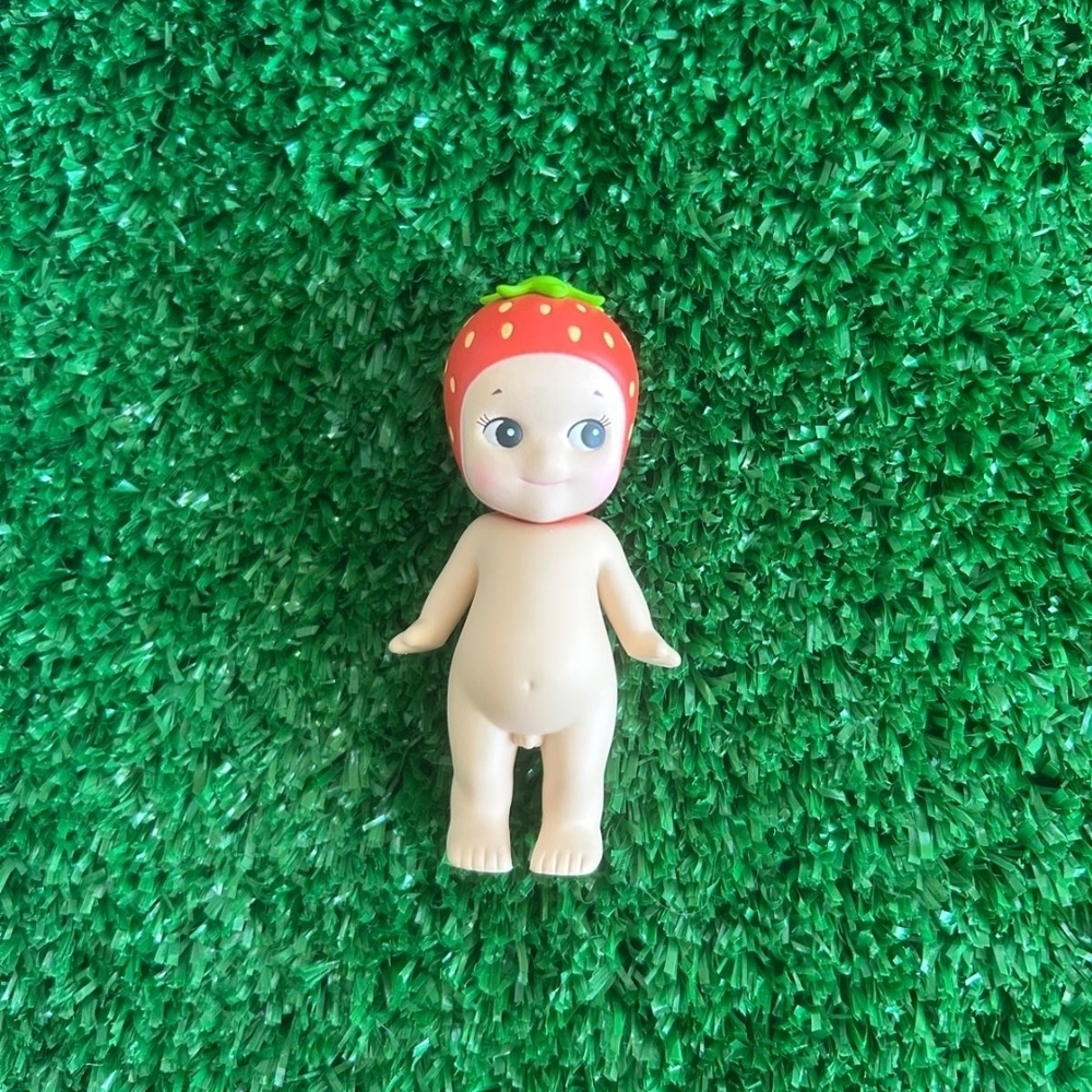 NWT Sonny Angel Standing Strawberry